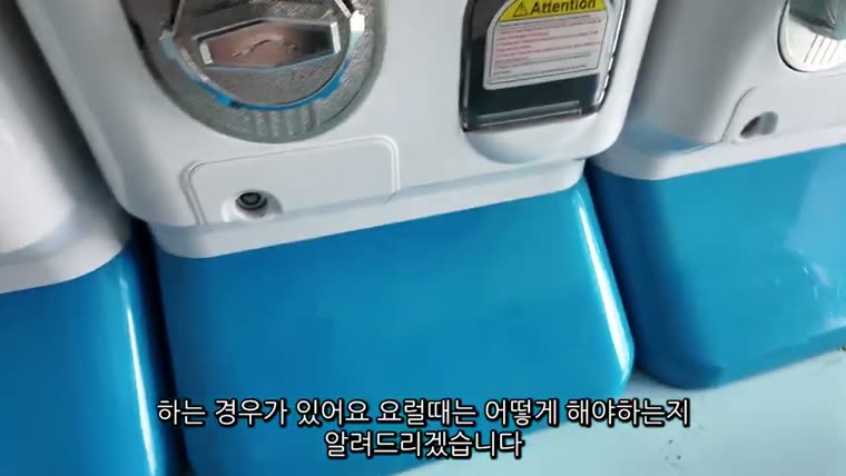 캡슐이 걸리는 토출구. 자나 종이로 뒤로 밀면 열린다